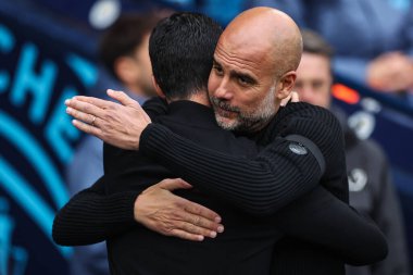Arsenal Müdürü Mikel Arteta, Manchester City 'nin 22 Eylül 2024' te Etihad Stadyumu 'nda oynanan Premier League maçı öncesinde Manchester City Müdürü Josep Guardiola' yı kucaklıyor.