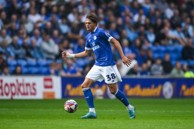 Cardiff City 'den Perry Ng, 21 Eylül 2024' te Cardiff City Stadyumu 'nda Cardiff City ile Leeds United arasındaki Sky Bet Şampiyonası maçında topa vuruyor.