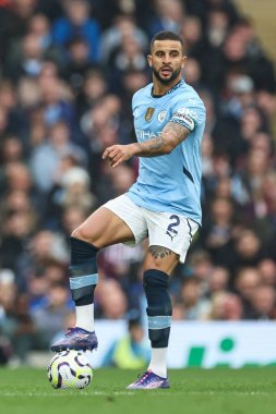 Manchester City 'den Kyle Walker 22 Eylül 2024' te Etihad Stadyumu 'nda oynanan Premier League maçında topu kontrol ediyor.