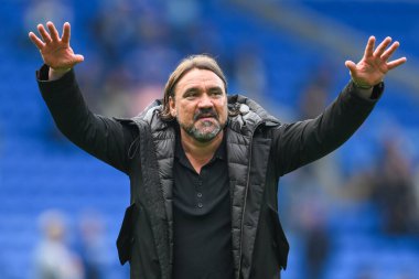 Leeds United takımının Daniel Farke Menajeri, 21 Eylül 2024 'te Cardiff City, Cardiff City Stadyumu' nda oynanan Sky Bet Şampiyonası maçında kazandığı galibiyet sonrasında taraftarlarıyla birlikte kutluyor.