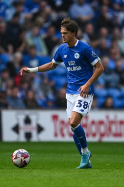 Cardiff City 'den Perry Ng, 21 Eylül 2024' te Cardiff City Stadyumu 'nda Cardiff City ile Leeds United arasındaki Sky Bet Şampiyonası maçında topa vuruyor.