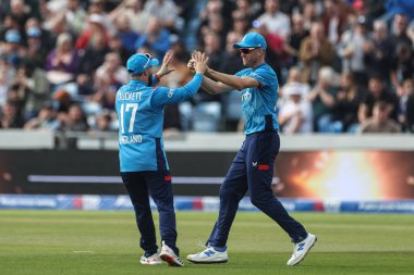 İngiltere 'nin Olly Stone' u 21 Eylül 2024 'te Headingley Cricket Ground, Leeds, Birleşik Krallık' ta Ben Duckett ve Ben Duckett 'in yakalanmasını kutluyor.