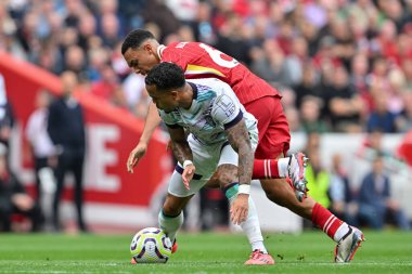 Bournemouth 'dan Justin Kluivert, Liverpool' lu Trent Alexander-Arnold ile 21 Eylül 2024 'te İngiltere' nin Liverpool kentinde Liverpool Bournemouth 'a karşı oynadığı Premier League maçında top için mücadele etti.