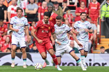 Liverpool 'dan Dominik Szoboszlai, 21 Eylül 2024' te İngiltere 'nin Liverpool kentinde oynanan Premier Lig karşılaşmasında Bournemouth takımından Ryan Christie' yi oyaladı.