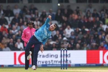 İngiltere 'den Will Jacks topu, Headingley Cricket Ground, Leeds, Birleşik Krallık' ta, 21 Eylül 2024 'te 1.