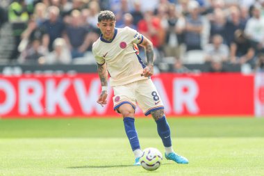 Chelsea 'den Enzo Fernnndez Premier Lig maçında pas veriyor. West Ham United, Londra Stadyumu' nda Chelsea 'ye karşı, 21 Eylül 2024