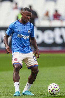Chelsea 'den Moiss Caicedo Premier League karşılaşması öncesinde maç öncesi ısınma sırasında West Ham United Chelsea' ye karşı Londra Stadyumu, Londra, İngiltere, 21 Eylül 2024