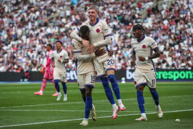 Chelsea 'den Cole Palmer, Premier League maçında Chelsea' ye karşı West Ham United maçında 21 Eylül 2024 'te Londra' daki Londra Stadyumu 'nda 0-3' lük galibiyetini kutluyor.