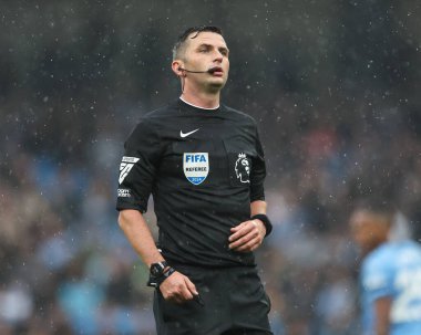 Hakem Michael Oliver Premier Lig maçı sırasında Manchester City Arsenal 'e karşı Etihad Stadyumu, Manchester, İngiltere, 22 Eylül 2024