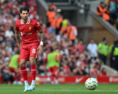 Liverpool 'dan Dominik Szoboszlai, 21 Eylül 2024 tarihinde İngiltere' nin Liverpool kentinde oynanan Premier League maçında Liverpool 'a karşı Bournemouth maçında topu izliyor.