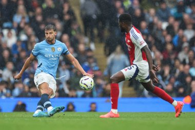 Manchester City 'den Rben Dias, 22 Eylül 2024 tarihinde Etihad Stadyumu' nda Manchester City ile Arsenal arasındaki Premier League maçında topu çaprazlıyor.