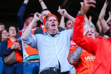 Blackpool taraftarları 21 Eylül 2024 'te İngiltere' nin başkenti Londra 'da oynanan The Valley' de oynanan Charlton Athletic - Blackpool maçının ardından takımların zaferini kutluyorlar.