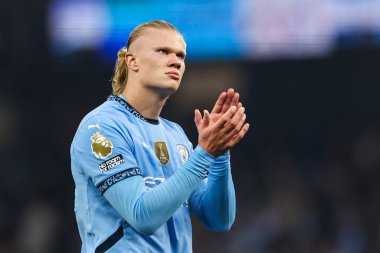 Manchester City 'den Erling Haaland, 22 Eylül 2024 tarihinde Etihad Stadyumu' nda oynanan Premier League maçının sonunda taraftarları alkışlıyor.