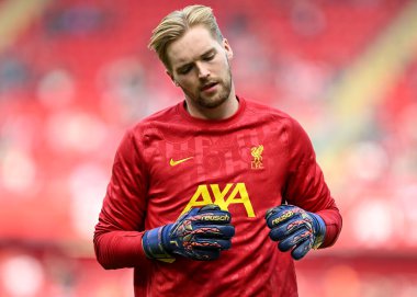 Liverpool 'dan Caoimhn Kelleher, Premier Lig maçı öncesinde Anfield, Liverpool, Liverpool, İngiltere' de Liverpool maçında ısınıyor.