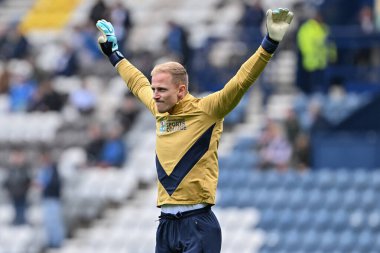 Blackburn Rovers 'dan Aynsley Pears, 22 Eylül 2024' te İngiltere 'nin Deepdale kentinde oynanan Preston North End-Blackburn Rovers maçının öncesinde ısınıyor.