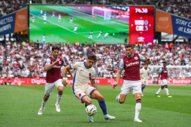 Chelsea 'den Pedro Neto Premier Lig karşılaşmasında topu ileri taşıyor West Ham United, Londra Stadyumu' nda Chelsea 'ye karşı, 21 Eylül 2024