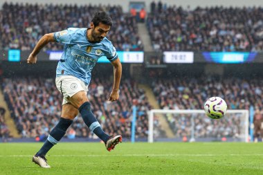 Manchester City 'den Kay Gndoan 22 Eylül 2024' te Etihad Stadyumu 'nda Manchester City ile Arsenal arasındaki Premier League maçında topu çaprazlıyor.
