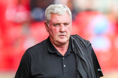 Blackpool 'dan Steve Bruce tünelden çıkıyor. 21 Eylül 2024' te İngiltere 'de Charlton Athletic ve Blackpool maçı var.
