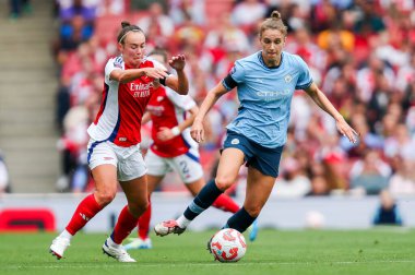 Manchester City 'den Vivianne Miedema, 22 Eylül 2024' te İngiltere 'nin başkenti Londra' daki Emirates Stadyumu 'nda oynanan FA Kadınlar Süper Ligi karşılaşmasında Arsenal Women - Manchester City Women maçında Arsenal' den Caitlin Foord 'un baskısı altında.