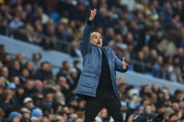 Manchester City 'nin Pep Guardiola teknik direktörü 22 Eylül 2024 tarihinde Etihad Stadyumu' nda oynanan Premier League maçında takım talimatlarını verir.