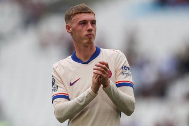 Chelsea 'den Cole Palmer, 21 Eylül 2024' te Londra 'daki Londra Stadyumu' nda oynanan Premier League karşılaşması sonrasında gezgin taraftarları alkışlıyor.