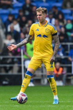 Leeds United takımından Joe Rodon, 21 Eylül 2024 'te Cardiff City Stadyumu' nda oynanan Cardiff City - Leeds United maçında maç yapıyor.