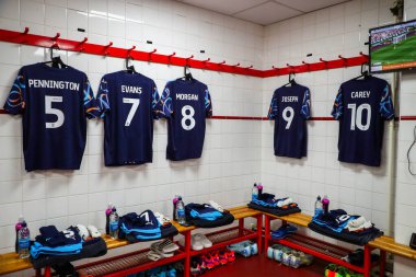 Blackpool tişörtleri 21 Eylül 2024 'te İngiltere' nin başkenti Londra 'da oynanan The Valley' de oynanan Sky Bet 1 karşılaşmasından önce soyunma odasında sergilenmektedir.