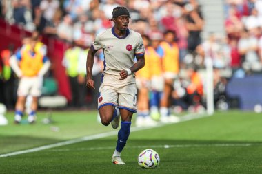 Chelsea takımından Noni Madueke, Premier League maçında topu Londra 'daki Chelsea Stadyumu' nda West Ham United 'a karşı 21 Eylül 2024' te atıyor.