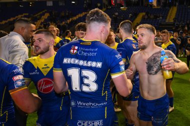 Warrington Wolves 'tan Matty Nicholson ve Warrington Wolves' tan Matt Dufty 27. Betfred Süper Lig Turu 'nda Warrington Wolves, Londra Broncos' a karşı Halliwell Jones Stadyumu, Warrington, İngiltere, 20 Eylül 2024 'de oynanan karşılaşma sonrasında el sıkışıyor.
