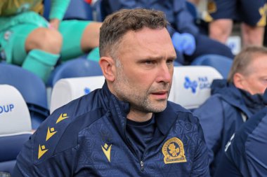 Blackburn Rovers 'ın John Eustace teknik direktörü 22 Eylül 2024' te Deepdale, Preston, İngiltere 'de Preston North End' e karşı oynanan Blackburn Rovers maçının önündeki yedek kulübesinde.