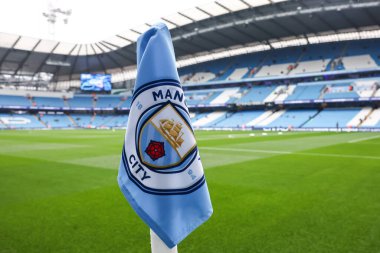 Etihad Stadyumu ve damgalı köşe bayrağı Home of Manchester City 'nin 22 Eylül 2024 tarihinde Etihad Stadyumu' nda oynanan Premier League maçı öncesinde genel bir görüntüsü, Manchester City Arsenal 'e karşı