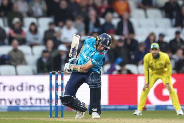 İngiltere 'nin Olly Stone' u topun önünden çekilir, ancak top sopasını savurur ve havaya yükselir. Smith, Headingley Ground 'da 2. Metro Bank 1.