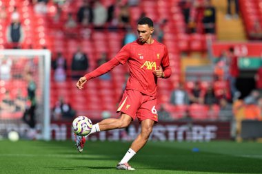 Liverpool 'dan Trent Alexander-Arnold, 21 Eylül 2024' te İngiltere 'nin Liverpool kentinde oynanan Liverpool-Bournemouth maçı öncesinde ısınıyor.