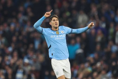 Manchester City 'den John Stones, 22 Eylül 2024' te Etihad Stadyumu 'nda oynanan Premier League maçında 2-2' lik galibiyetini kutluyor.