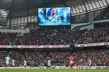 Manchester City 'den Erling Haaland' ın 22 Eylül 2024 'te Etihad Stadyumu' nda oynanan Premier League maçında attığı 100 'üncü golü gösteren stadyum skorbordu, Manchester City ile Arsenal maçında bir grafik gösteriyor.