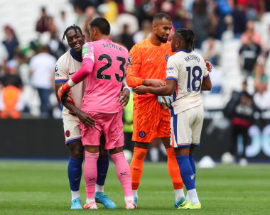 Chelsea 'den Axel Disasi ve West Ham United' dan Alphonse Areola Premier League maçı sonrasında Londra Stadyumu 'nda West Ham United Chelsea' ye karşı, 21 Eylül 2024