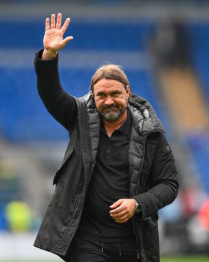 Leeds United 'ın Daniel Farke Menajeri, 21 Eylül 2024' te Cardiff City Stadyumu 'nda oynanan Cardiff City - Leeds United maçında taraftarlarına karşı kazandığı galibiyet sonrasında taraftarlarına el sallıyor.