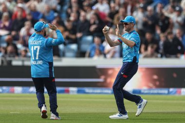 İngiltere 'nin Olly Stone' u 21 Eylül 2024 'te Headingley Cricket Ground, Leeds, Birleşik Krallık' ta Ben Duckett ve Ben Duckett 'in yakalanmasını kutluyor.