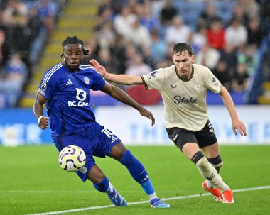 Stephy MAVIDI (Leicester City) Premier League maçında Everton oyuncusunun savunmasıyla King Power Stadyumu, Leicester, İngiltere 'de Leicester City' ye karşı Everton 'a karşı 21 Eylül 2024' te oynanan maçta topa vuruyor.