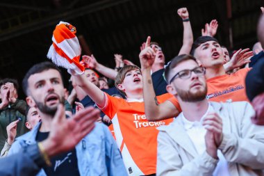 Blackpool taraftarları 21 Eylül 2024 'te İngiltere' nin başkenti Londra 'da oynanan The Valley' de oynanan Charlton Athletic - Blackpool maçının ardından takımların zaferini kutluyorlar.