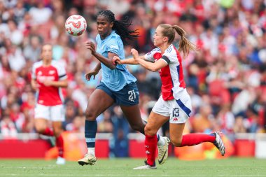 Manchester City 'den Hatice Shaw, 22 Eylül 2024' te İngiltere 'nin başkenti Londra' daki Emirates Stadyumu 'nda oynanan FA Kadınlar Süper Ligi karşılaşmasında Arsenal Women - Manchester City Women maçında Arsenal' den Lia Walti 'nin baskısı altındadır.