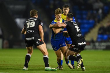 Warrington Wolves takımından Arron Lindop, 27. Betfred Süper Lig Turu 'nda Londra Broncos' a karşı Warrington Wolves maçında Londra 'nın Halliwell Jones Stadyumu' nda Will Lovell tarafından yenildi.