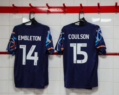 Blackpool tişörtleri 21 Eylül 2024 'te İngiltere' nin başkenti Londra 'da oynanan The Valley' de oynanan Sky Bet 1 karşılaşmasından önce soyunma odasında sergilenmektedir.