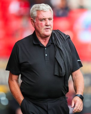 Blackpool 'dan Steve Bruce tünelden çıkıyor. 21 Eylül 2024' te İngiltere 'de Charlton Athletic ve Blackpool maçı var.
