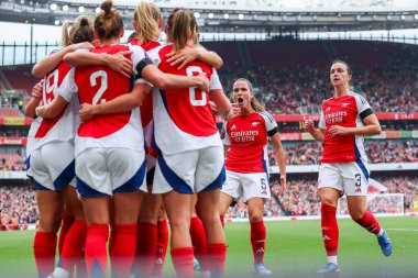 Arsenal 'den Frida Maanum, 22 Eylül 2024' te İngiltere 'nin başkenti Londra' daki Emirates Stadyumu 'nda oynanan FA Bayanlar Süper Ligi karşılaşmasında takım arkadaşlarıyla 1-0 kazanma hedefini kutluyor.