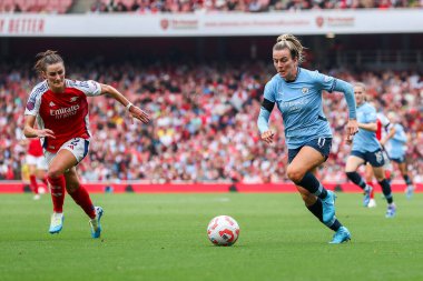 Manchester City 'den Lauren Hemp, 22 Eylül 2024' te İngiltere 'nin başkenti Londra' daki Emirates Stadyumu 'nda Arsenal Women vs Manchester City Women maçında Arsenal' li Emily Fox 'un baskısı altında.