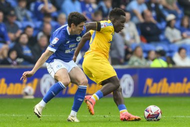 Leeds United takımından Wilfried Gnonto Cardiff City 'den Callum O' Dowda 'yı, Cardiff City Stadyumu' nda 21 Eylül 2024 'te oynanan Cardiff City - Leeds United maçında durdurdu.