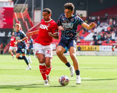 Charlton Atletizm takımından Rarmani Edmonds-Green 21 Eylül 2024 'te The Valley, Londra' da oynanan Sky Bet 1 karşılaşmasında Blackpool 'lu Kyle Joseph ile top mücadelesi verdi.