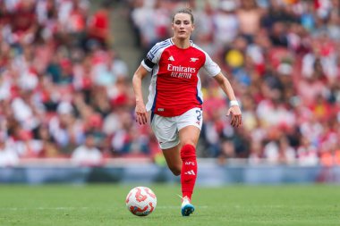 Arsenal 'den Emily Fox, 22 Eylül 2024' te Birleşik Krallık 'taki Emirates Stadyumu' nda oynanan FA Kadınlar Süper Ligi karşılaşmasında topla koşuyor.