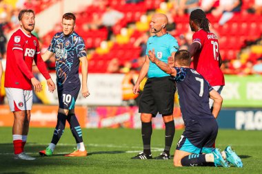 Hakem Charles Breakspear, 21 Eylül 2024 'te İngiltere' nin başkenti Londra 'da oynanan The Valley maçında Charlton Athletic ve Blackpool maçında talimat verdi.